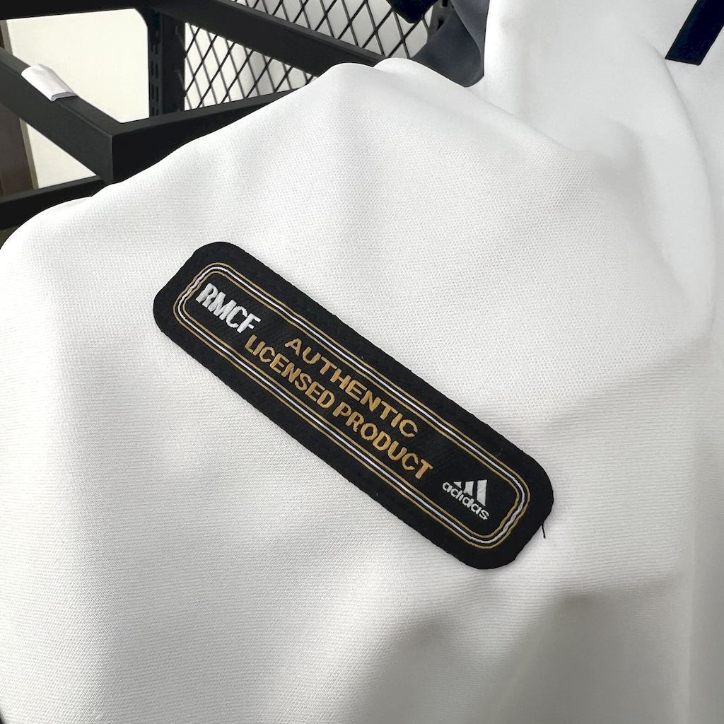 Real Madrid 2000/01 Home Retro Jersey